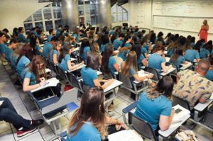 MEC lança auxílio de R$ 200 para quem faz cursinhos do Enem