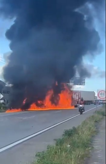 Incêndio em microcaminhão destrói cabine no Anel Viário de Fortaleza
