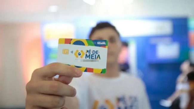 Estudantes já podem receber o incentivo-frequência do Pé-de-Meia