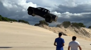 Após carro “voar” nas dunas de Aracati, polícia abre investigação