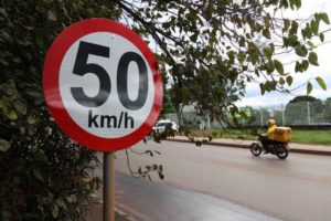 Fortaleza reforça reduz velocidade na Av. Lineu Machado