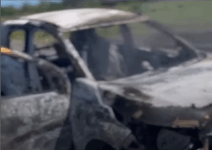 De acordo com as informações iniciais, um carro de autoescola foi incendiado no momento de uma aula prática - (Foto: Reprodução/Instagram)
