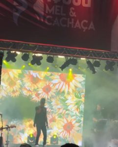 De acordo com os católicos de Viçosa do Ceará, projeções de imagens nas apresentações musicais foram a principal causa de insatisfação - (Foto: Reprodução)
