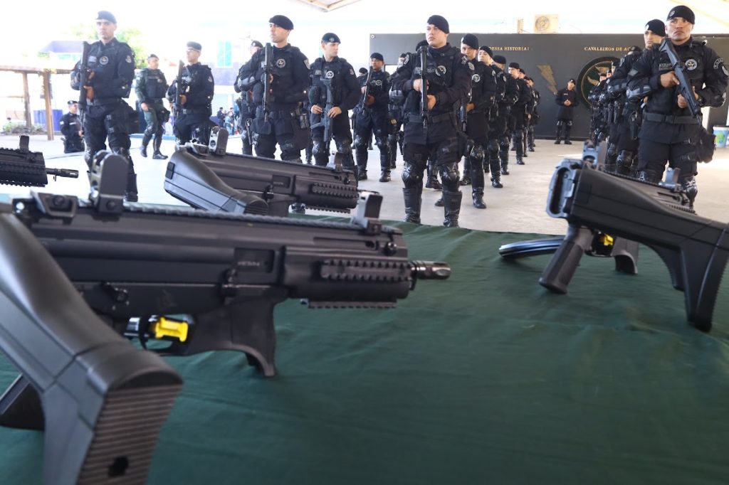 Governo do Ceará amplia armamento do CPRaio com 300 carabinasNesta quinta-feira (29), o Governo do Ceará entregou 300 carabinas 9mm Taurus ao Comando de Policiamento de Rondas e Ações Intensivas e Ostensivas (CPRaio). Mantendo o compromisso de reforçar a segurança no estado, a ação representa um investimento de quase R$3 milhões para o reforço de ações no dia a dia da população. O governador Elmano de Freitas falou sobre a relevância da entrega. “Essas armas representam um investimento de quase R$ 3 milhões para que nossas forças de segurança, neste caso o CPRaio, tenham o armamento adequado para atuarem no enfrentamento ao crime”, pontuou o governador. As novas armas serão distribuídas entre as 78 bases do CPRaio. Com esta nova remessa, já foram entregues 3.930 armas às forças de segurança, de 2023 para cá, totalizando um investimento de R$13.006.182,88. “Nós temos que agradecer aos nossos policiais todo o trabalho realizado. Há dias apresentamos que temos tido redução importante de crimes no Ceará e isso é resultado da dedicação desses homens e mulheres, que estão diariamente nas ruas enfrentando o crime”, ressaltou Elmano. Representando o secretário de Segurança e Defesa Social, Roberto Sá, o secretário executivo de Inteligência e Defesa Social, Roberto Alzir, agradeceu os diversos investimentos. “Esse investimento é mais uma prova da prioridade com a qual a segurança pública é tratada. Temos que agradecer os investimentos nas mais diversas áreas, de equipamentos ao investimento no homem, que vai para a rua proteger a população diariamente”, pontuou. Reforço do armamento Com investimento de R$2.960.889,00, as novas armas oferecem melhor desempenho nas operações realizadas pelo policiamento com motocicletas. O comandante-geral da Polícia Militar do Ceará, coronel Sinval Sampaio, explicou o impacto para os policiais que estão nas ruas. “Essas armas entregues são importantes no combate ao crime organizado, porque elas vão ser distribuídas a todo o efetivo do CPRaio no estado. Além disso, elas são mais leves que as que os policiais usam atualmente, otimizando o manuseio em ações”, explicou. “O que o governo está fazendo é reforçando o combate ao crime em todas as frentes, tanto na motivação do policial militar, quanto na compra, aquisição de armamentos e equipamentos”, afirmou. 