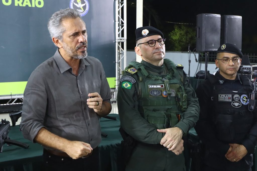Governo do Ceará amplia armamento do CPRaio com 300 carabinasNesta quinta-feira (29), o Governo do Ceará entregou 300 carabinas 9mm Taurus ao Comando de Policiamento de Rondas e Ações Intensivas e Ostensivas (CPRaio). Mantendo o compromisso de reforçar a segurança no estado, a ação representa um investimento de quase R$3 milhões para o reforço de ações no dia a dia da população. O governador Elmano de Freitas falou sobre a relevância da entrega. “Essas armas representam um investimento de quase R$ 3 milhões para que nossas forças de segurança, neste caso o CPRaio, tenham o armamento adequado para atuarem no enfrentamento ao crime”, pontuou o governador. As novas armas serão distribuídas entre as 78 bases do CPRaio. Com esta nova remessa, já foram entregues 3.930 armas às forças de segurança, de 2023 para cá, totalizando um investimento de R$13.006.182,88. “Nós temos que agradecer aos nossos policiais todo o trabalho realizado. Há dias apresentamos que temos tido redução importante de crimes no Ceará e isso é resultado da dedicação desses homens e mulheres, que estão diariamente nas ruas enfrentando o crime”, ressaltou Elmano. Representando o secretário de Segurança e Defesa Social, Roberto Sá, o secretário executivo de Inteligência e Defesa Social, Roberto Alzir, agradeceu os diversos investimentos. “Esse investimento é mais uma prova da prioridade com a qual a segurança pública é tratada. Temos que agradecer os investimentos nas mais diversas áreas, de equipamentos ao investimento no homem, que vai para a rua proteger a população diariamente”, pontuou. Reforço do armamento Com investimento de R$2.960.889,00, as novas armas oferecem melhor desempenho nas operações realizadas pelo policiamento com motocicletas. O comandante-geral da Polícia Militar do Ceará, coronel Sinval Sampaio, explicou o impacto para os policiais que estão nas ruas. “Essas armas entregues são importantes no combate ao crime organizado, porque elas vão ser distribuídas a todo o efetivo do CPRaio no estado. Além disso, elas são mais leves que as que os policiais usam atualmente, otimizando o manuseio em ações”, explicou. “O que o governo está fazendo é reforçando o combate ao crime em todas as frentes, tanto na motivação do policial militar, quanto na compra, aquisição de armamentos e equipamentos”, afirmou. 