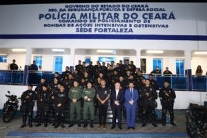 Governo do Ceará amplia armamento do CPRaio com 300 carabinas Nesta quinta-feira (29), o Governo do Ceará entregou 300 carabinas 9mm Taurus ao Comando de Policiamento de Rondas e Ações Intensivas e Ostensivas (CPRaio). Mantendo o compromisso de reforçar a segurança no estado, a ação representa um investimento de quase R$3 milhões para o reforço de ações no dia a dia da população. O governador Elmano de Freitas falou sobre a relevância da entrega. “Essas armas representam um investimento de quase R$ 3 milhões para que nossas forças de segurança, neste caso o CPRaio, tenham o armamento adequado para atuarem no enfrentamento ao crime”, pontuou o governador. As novas armas serão distribuídas entre as 78 bases do CPRaio. Com esta nova remessa, já foram entregues 3.930 armas às forças de segurança, de 2023 para cá, totalizando um investimento de R$13.006.182,88. “Nós temos que agradecer aos nossos policiais todo o trabalho realizado. Há dias apresentamos que temos tido redução importante de crimes no Ceará e isso é resultado da dedicação desses homens e mulheres, que estão diariamente nas ruas enfrentando o crime”, ressaltou Elmano. Representando o secretário de Segurança e Defesa Social, Roberto Sá, o secretário executivo de Inteligência e Defesa Social, Roberto Alzir, agradeceu os diversos investimentos. “Esse investimento é mais uma prova da prioridade com a qual a segurança pública é tratada. Temos que agradecer os investimentos nas mais diversas áreas, de equipamentos ao investimento no homem, que vai para a rua proteger a população diariamente”, pontuou. Reforço do armamento Com investimento de R$2.960.889,00, as novas armas oferecem melhor desempenho nas operações realizadas pelo policiamento com motocicletas. O comandante-geral da Polícia Militar do Ceará, coronel Sinval Sampaio, explicou o impacto para os policiais que estão nas ruas. “Essas armas entregues são importantes no combate ao crime organizado, porque elas vão ser distribuídas a todo o efetivo do CPRaio no estado. Além disso, elas são mais leves que as que os policiais usam atualmente, otimizando o manuseio em ações”, explicou. “O que o governo está fazendo é reforçando o combate ao crime em todas as frentes, tanto na motivação do policial militar, quanto na compra, aquisição de armamentos e equipamentos”, afirmou.