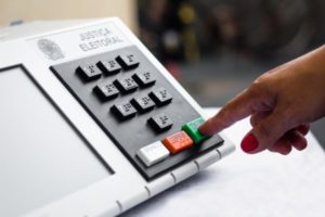 Menos da metade dos brasileiros estão satisfeitos com a democracia