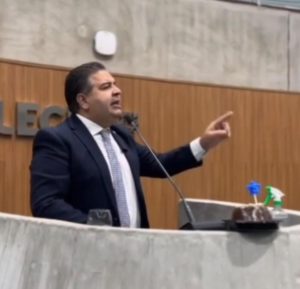 Deputado leva bolo à Alece para, de forma irônica, "celebrar" cinco meses do sumiço do prefeito de Choró, investigado pela Polícia Federal - (Foto: Reprodução)