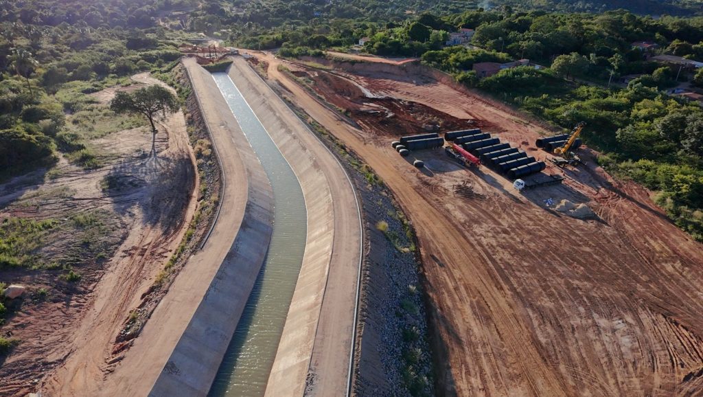 Governador Elmano e ministro Waldez Góes visitam obra do Cinturão da Águas