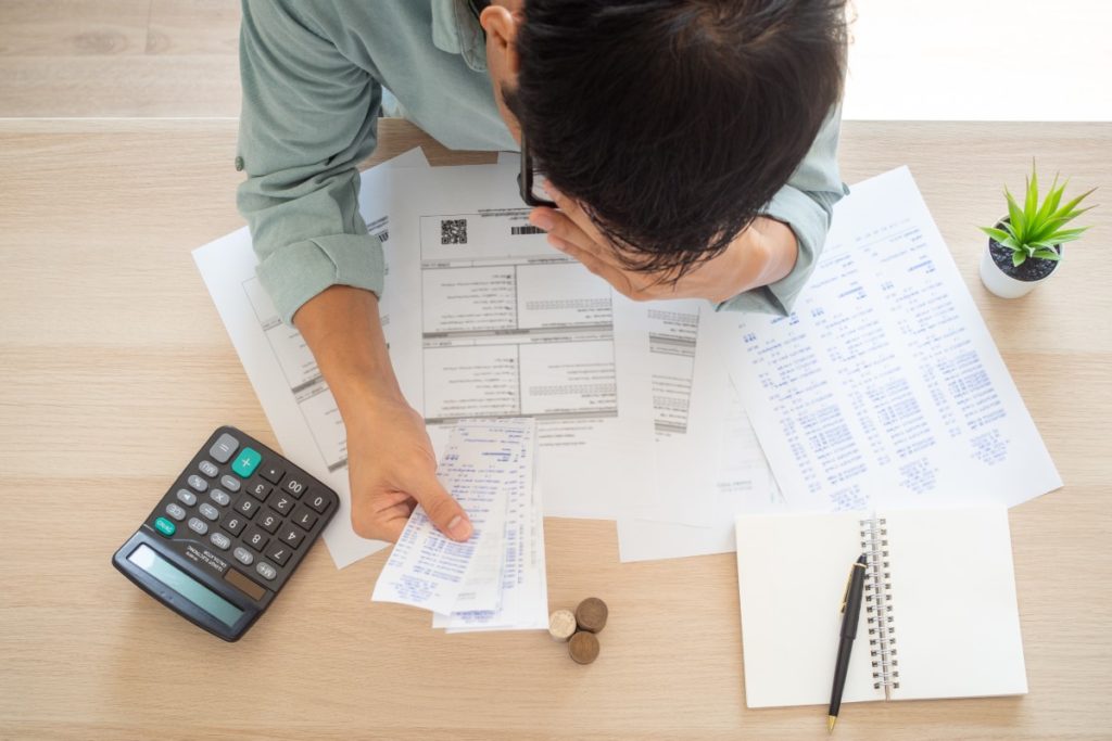Pressão financeira afeta saúde mental de 80% dos inadimplentes