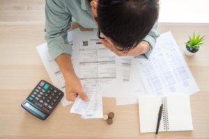Pressão financeira afeta saúde mental de 80% dos inadimplentes