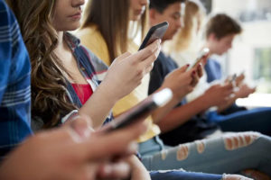 Pesquisa aponta desafios emocionais para jovens no ambiente digital