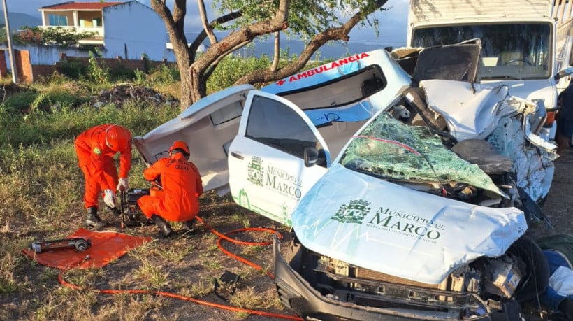 Quatro pessoas morrem em acidente entre ambulância e caminhão em Itapipoca