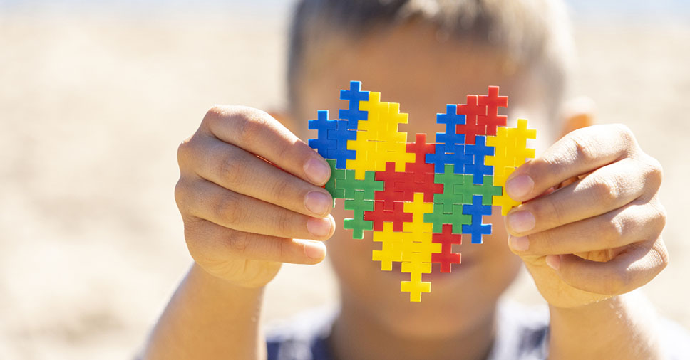 Redes sociais impulsionam desinformação sobre autismo no Brasil, apontam especialistas