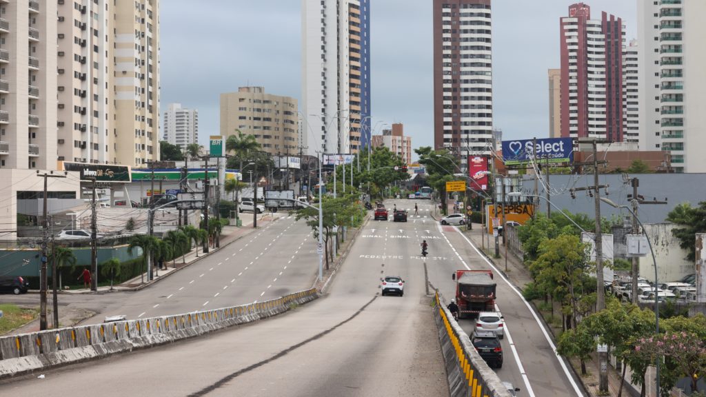 Alteração viária busca reduzir congestionamentos na Av. Eng. Santana Júnior, em Fortaleza