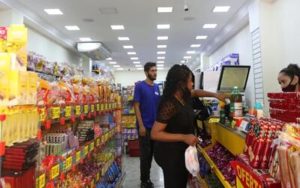 Comércio pressiona governo por revogação de portaria que limita funcionamento aos domingos e feriados