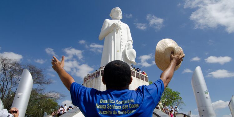 Evangélicos crescem e católicos recuam no Ceará, diz IBGE