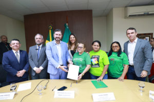 Para fortalecer a destinação correta de resíduos sólidos, assinatura do termo de compromisso contou com o engajamento de outros entidades - (Foto: Júnior Pio)
