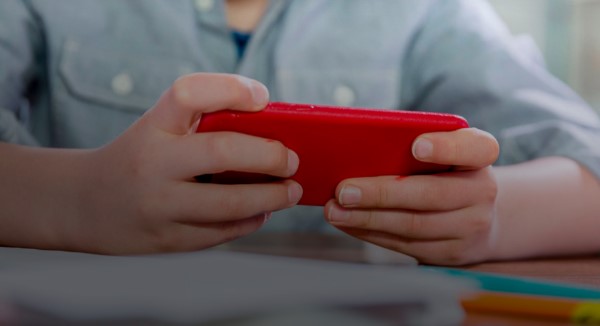 Redes sociais impulsionam desinformação sobre autismo no Brasil, apontam especialistas