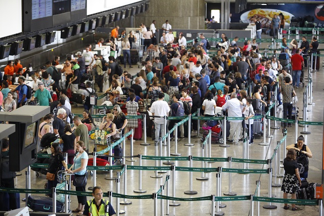 Turismo estrangeiro injeta US$ 3,6 bilhões no Brasil e projeta recorde em 2025