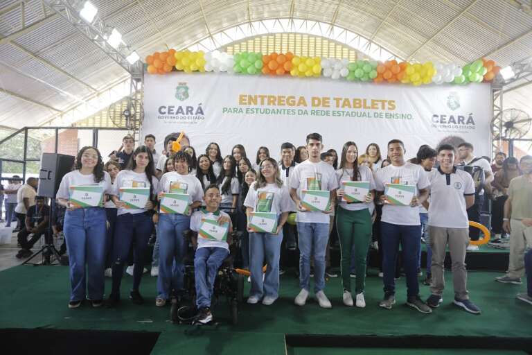 Estudantes dos Inhamuns recebem mais de três mil tablets
