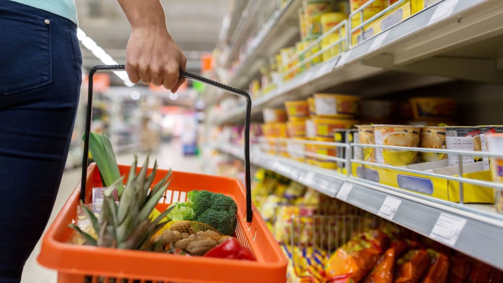 Mesmo com redução, cesta básica consome mais de 50% do salário mínimo