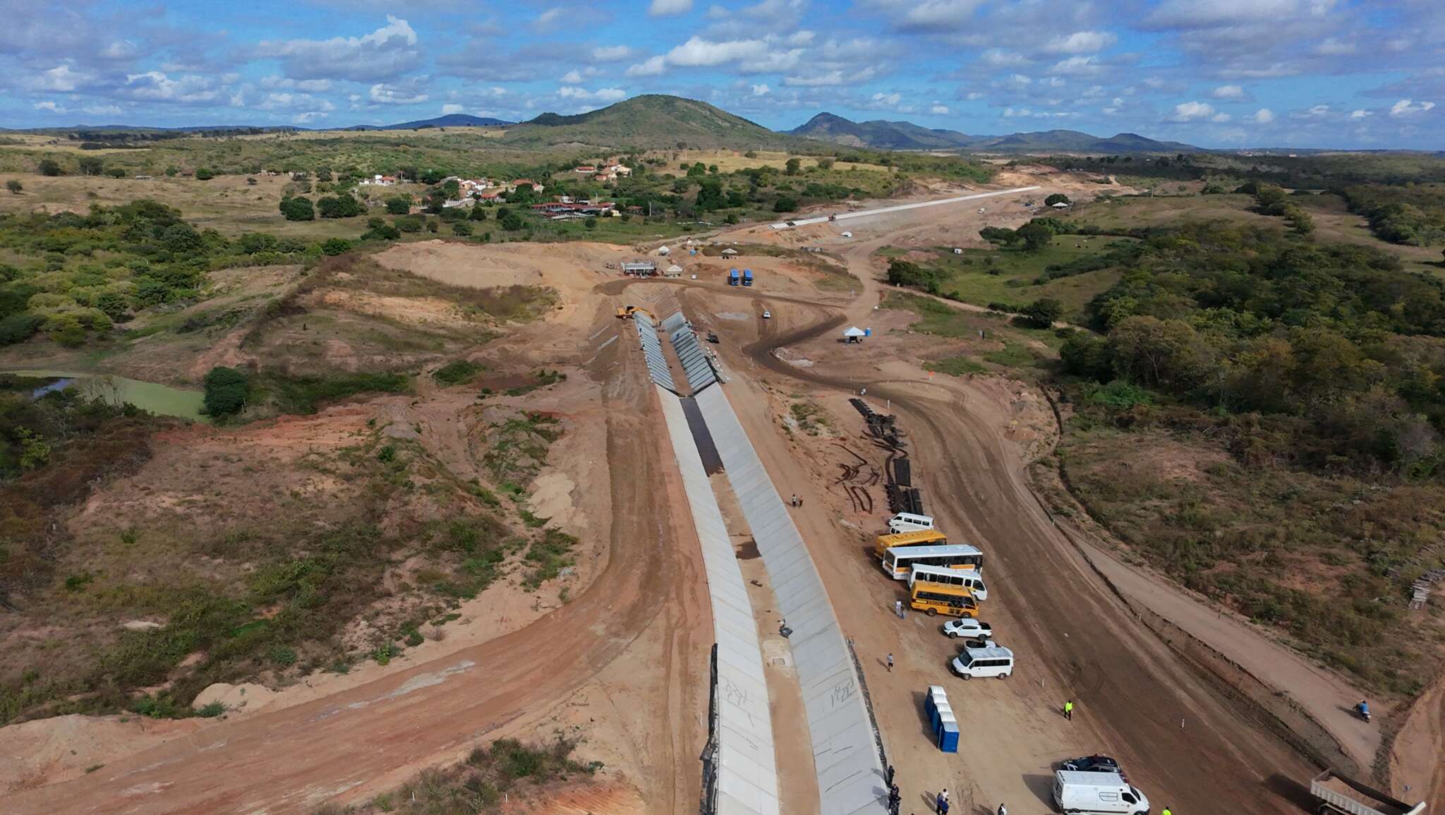 Vice-governadora e ministro visitam obras do Ramal do Salgado, que beneficiará mais de 5 milhões de cearenses