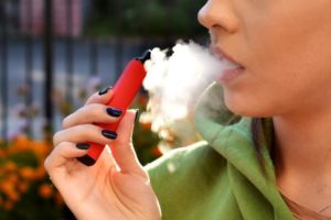 Quase 9% dos adolescentes usam cigarros eletrônicos, revela pesquisa
