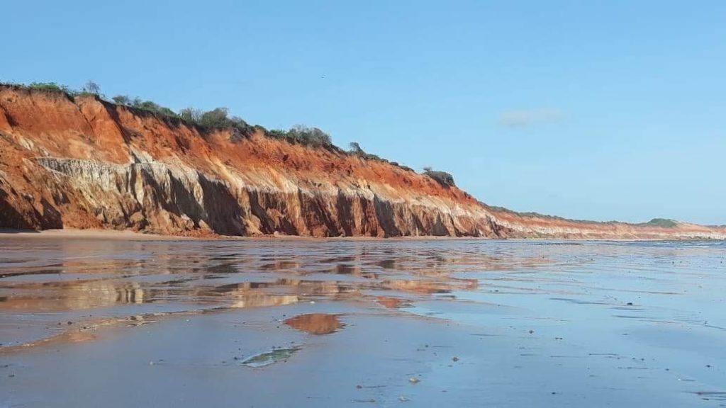 Praias de Icapuí e Beberibe registram manchas de óleo