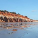 Praias de Icapuí e Beberibe registram manchas de óleo