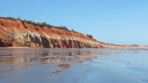 Praias de Icapuí e Beberibe registram manchas de óleo