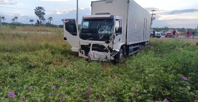 Colisão entre caminhão e ambulância deixa quatro mortos no interior; pacientes iriam realizar tratamento de saúde em Fortaleza - (Foto: Reprodução)