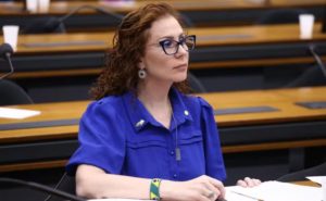 Condenada pelo STF, Carla Zambelli busca atuação política na Europa