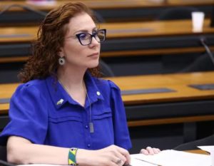Condenada pelo STF, Carla Zambelli busca atuação política na Europa