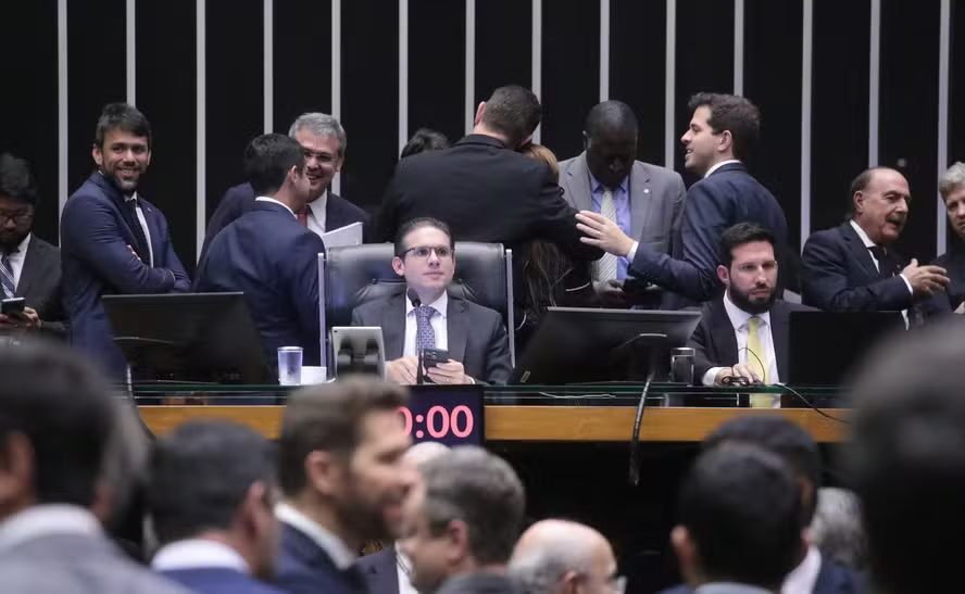 Com apoio da oposição, Congresso derruba mudanças no IOF