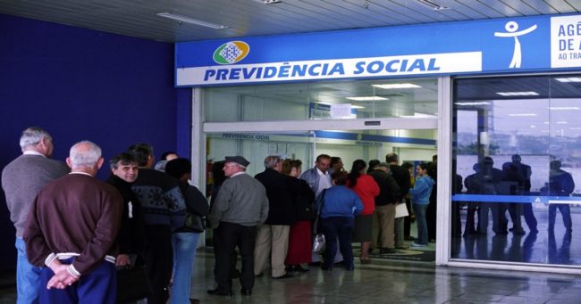 Fila no INSS ultrapassa 2,4 milhões de pedidos em 2025