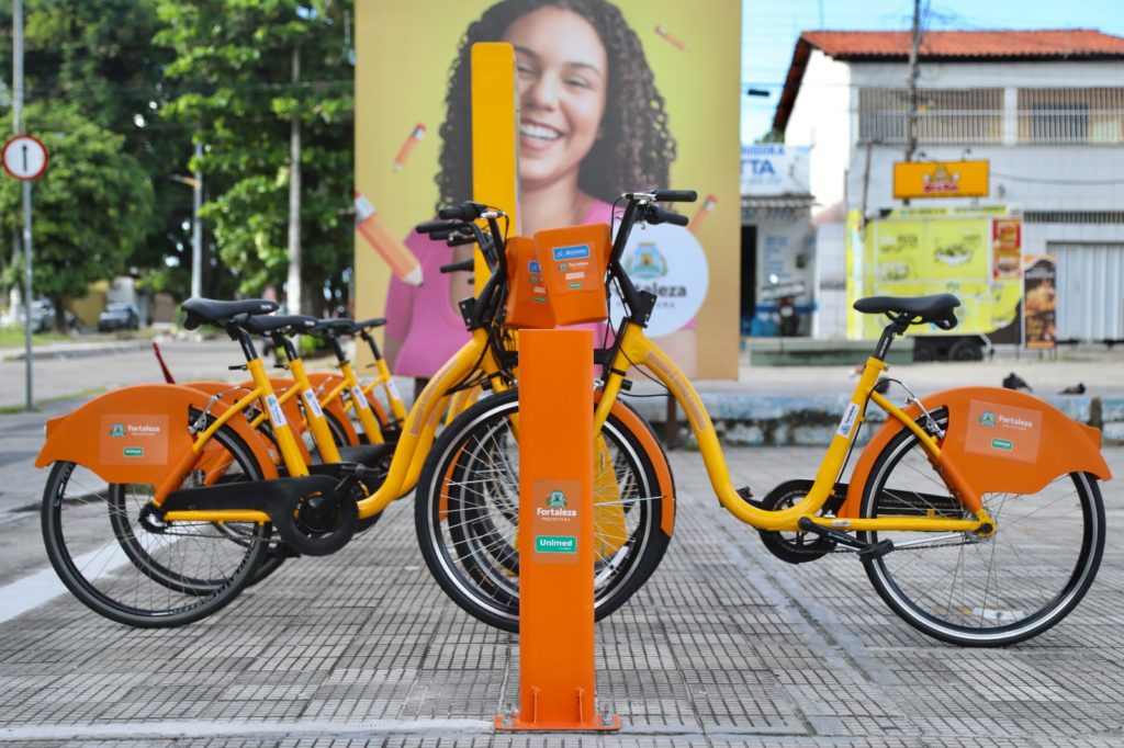Nesta quarta-feira (3), em celebração ao Dia Mundial da Bicicleta, o Bicicletar oferece passe gratuito. Moradores e turistas de Fortaleza poderão utilizar gratuitamente as 1,6 mil bicicletas distribuídas por 270 estações na cidade.
