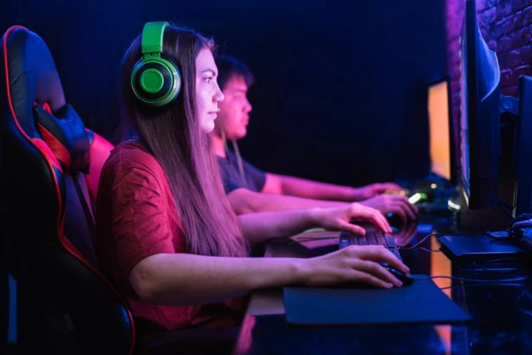 Santander oferece oito mil bolsas para gamers e streamers