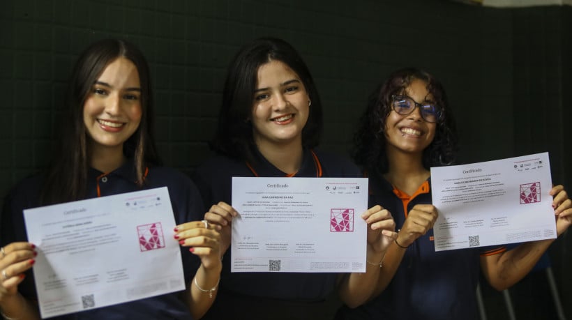 Orgulho da educação pública: alunas de Fortaleza são finalistas em Olimpíada Nacional de História