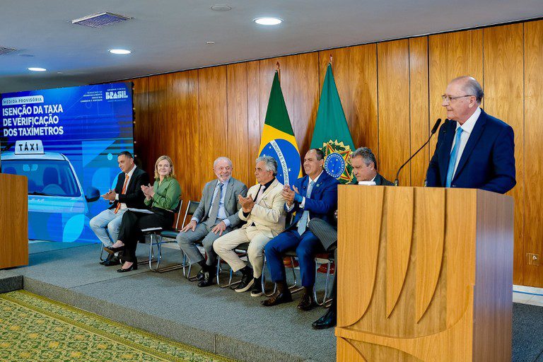 Taxistas ganham isenção de taxa e prazos maiores para vistoria de taxímetros