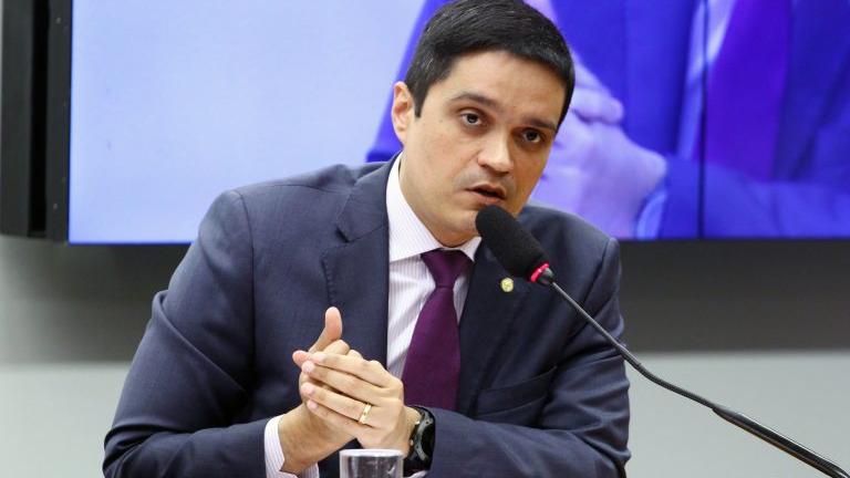 Para Denis Bezerra, as vagas para deputados deveriam ser distribuídas (acrescidas ou diminuídas) levando em conta a quantidade da população - (Foto: Vinícius Lourdes)