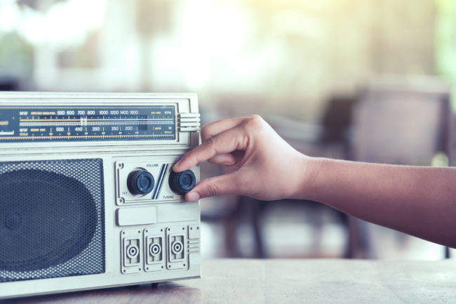 Confiança no rádio supera a de TV por assinatura e sites de notícias, diz estudo