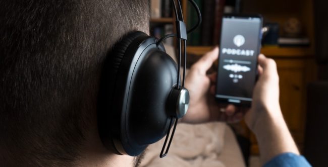Rádio se adapta ao streaming e mantém relevância entre brasileiros