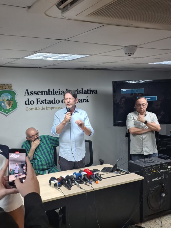 De acordo com Cid Gomes, adversários de Júnior Mano possuem o interesse de impedir que o deputado se candidate ao Senado em 2026 - (Foto: REDE ANC)