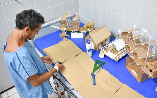 Arte com recicláveis ajuda paciente em recuperação hospitalar