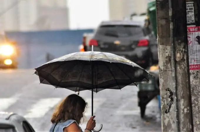 Fortaleza e RMF devem registrar chuvas passageiras e calor de até 34°C