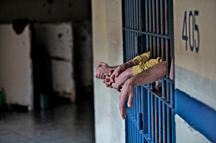 Projeto dobra tempo em regime fechado para crimes graves e vai ao Senado