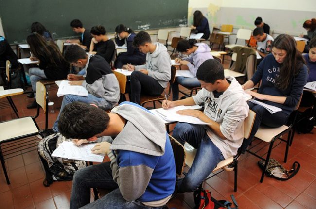 Quase 700 mil jovens cearenses de 18 a 24 anos estão fora da escola