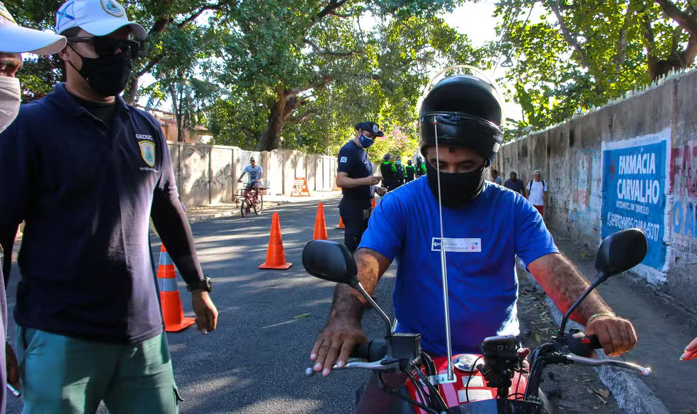 Em Fortaleza, AMC distribui antenas corta-pipas para motociclistas