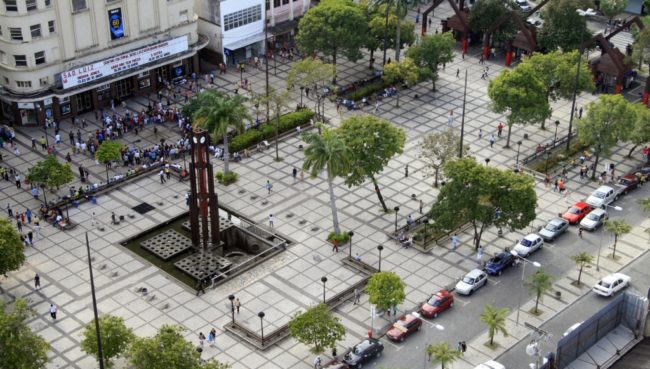 Centro de Fortaleza tem trânsito alterado por obra na Praça do Ferreira